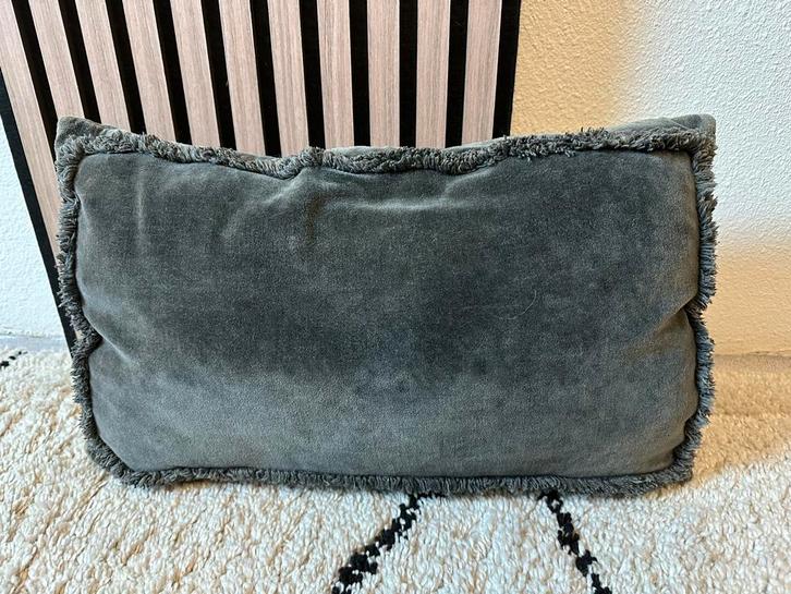 Sierkussen donkergrijs inclusief vulling 55x35 cm, Huis en Inrichting, Woonaccessoires | Kussens, Gebruikt, Grijs, Rechthoekig