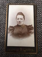 CDV, Vrouw, F. Rienks, Leiden, Carte de Visite, Verzamelen, Ophalen of Verzenden, Voor 1940, Gebruikt, Foto