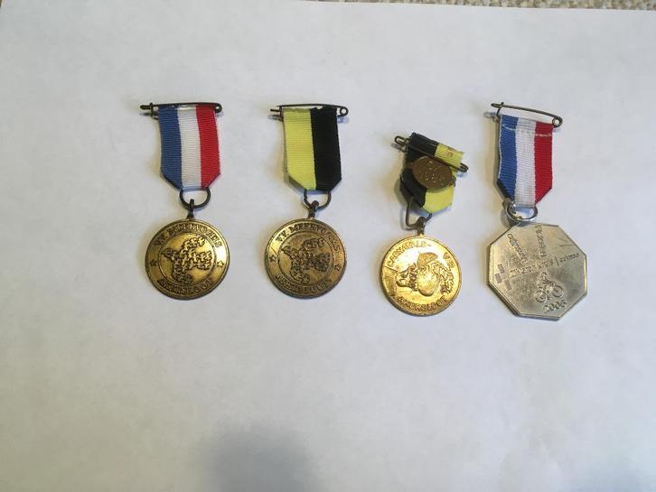 medaille diverse 39 stuks schaatsen bowlen fietsen zwemmen, Postzegels en Munten, Penningen en Medailles, Overige materialen, Ophalen of Verzenden
