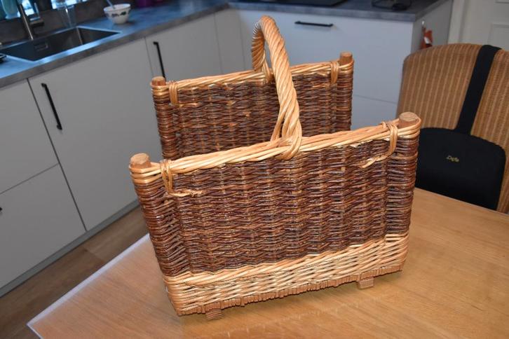 Lectuurmand hout met wilgentakken, Huis en Inrichting, Woonaccessoires | Krantenbakken en Lectuurbakken, Zo goed als nieuw, Ophalen of Verzenden