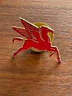 Vintage Mobile Gas & Oil Co, Pegasus hat or collar pin, Ophalen of Verzenden, Zo goed als nieuw, Merk, Speldje of Pin