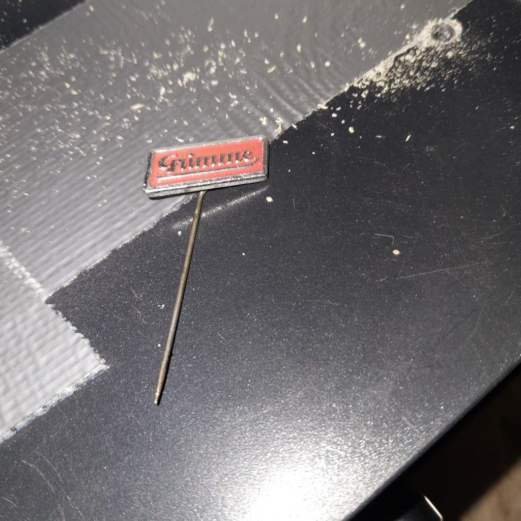 Speldje van Grimme zilver, Ophalen of Verzenden, Zo goed als nieuw, Merk, Speldje of Pin