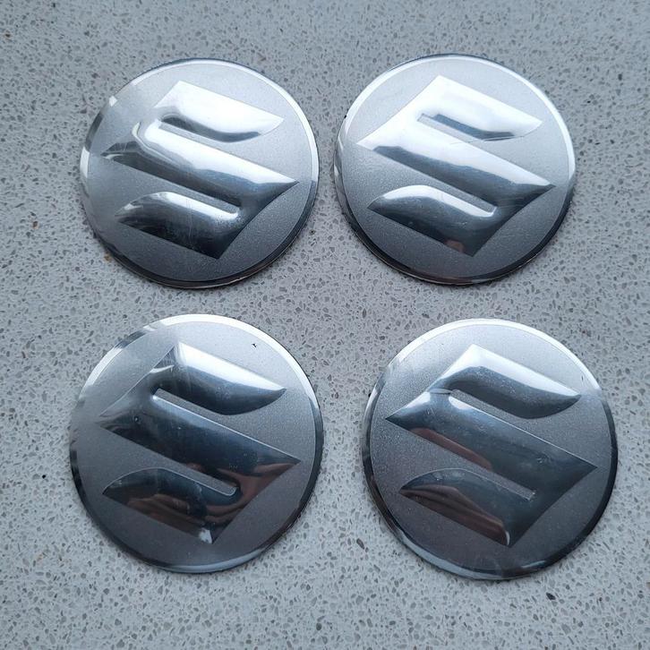 Set van 4 aluminium Suzuki naafkapstickers/ wieldopstickers, Auto diversen, Wieldoppen, Nieuw, Ophalen of Verzenden
