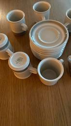 Kop en schotels. Arabia- Fins aardewerk. Kleur: l . grijs., Huis en Inrichting, Keuken | Servies, Ophalen of Verzenden, Zo goed als nieuw