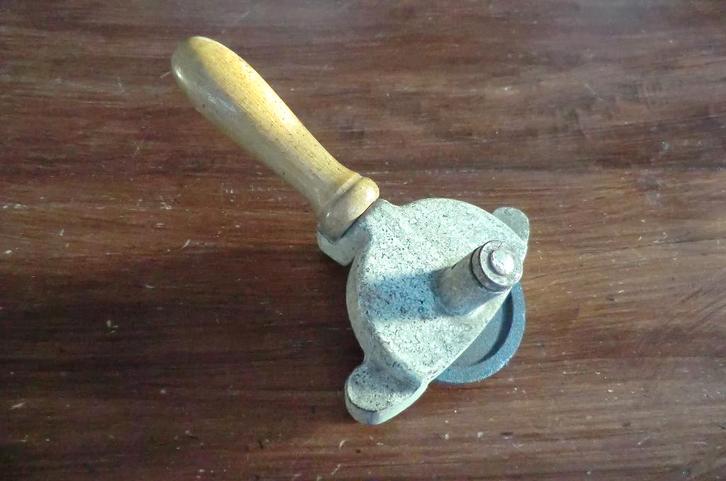 antieke messenslijper - met slijpsteen en houten handvat, Antiek en Kunst, Antiek | Gereedschap en Instrumenten, Ophalen of Verzenden