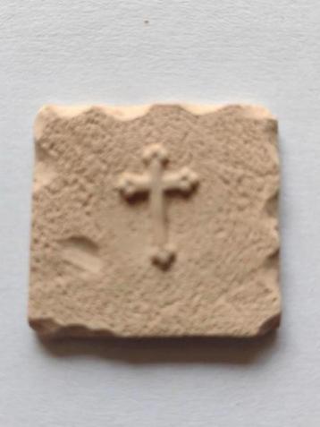 Provence tegel met relief decoratie kruis beschikbaar voor biedingen