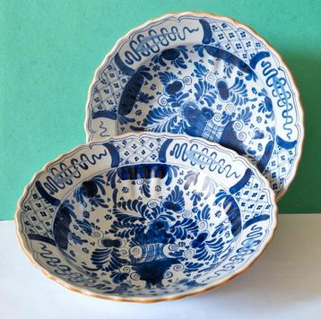 2 vintage aardewerk diepe borden Delft stijl beschikbaar voor biedingen