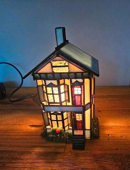 Vitreville collection Glas in lood huisje (Tiffany stijl), Antiek en Kunst, Antiek | Glas en Kristal, Ophalen