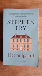 Stephen Fry - Het nijlpaard, Boeken, Ophalen of Verzenden, Gelezen, Stephen Fry