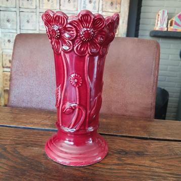Rood vaasje met bloemdecoratie getekend beschikbaar voor biedingen