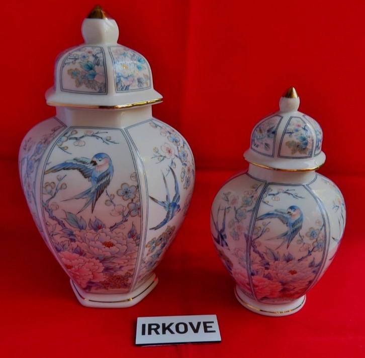 SET VAN TWEE MOOIE POTTEN * Met Papagaaien / Zwaluwen *, Antiek en Kunst, Antiek | Porselein, Verzenden