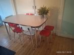 Jaren 60 formica tafel 2 rode st. 2 rode krukken 3 witte st., Ophalen, 100 tot 150 cm, Gewoon mooi formica!!, 50 tot 100 cm