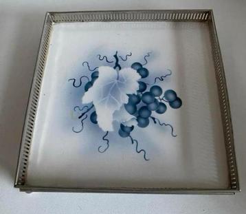 Vierkante tegel met druiventak. Afm. 17x17x3 cm. beschikbaar voor biedingen