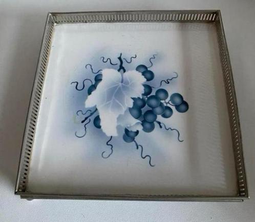 Vierkante tegel met druiventak. Afm. 17x17x3 cm., Huis en Inrichting, Woonaccessoires | Schalen en Manden, Zo goed als nieuw, Schaal