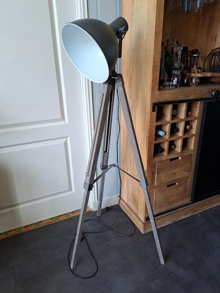 Industriële Staande Lamp - Houten Driepoot, Huis en Inrichting, Lampen | Vloerlampen, Gebruikt, 150 tot 200 cm, Hout, Metaal, Ophalen of Verzenden