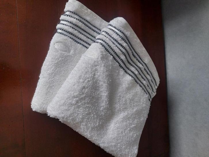 2 Nieuwe witte handdoeken van Vossen met dubbele zwarte bies, Huis en Inrichting, Badkamer | Badtextiel en Accessoires, Nieuw