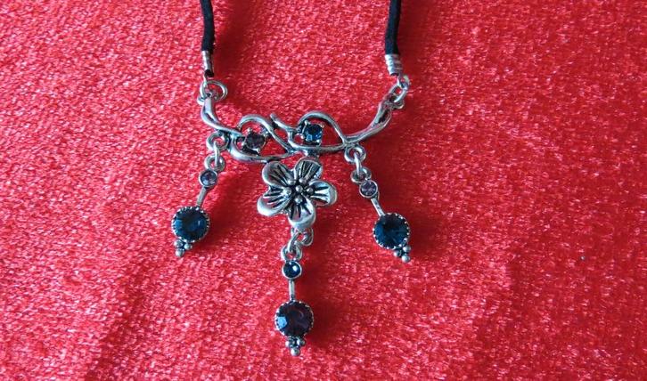 choker met hanger met strass steentjes oud zilverkleur €5,95, Sieraden, Tassen en Uiterlijk, Kettingen, Nieuw, Overige materialen