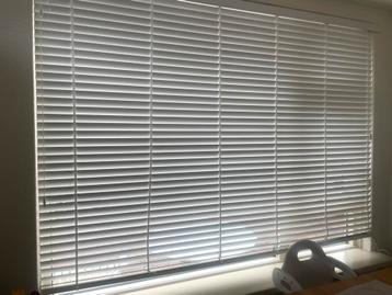 Witte houten jaloezie beschikbaar voor biedingen