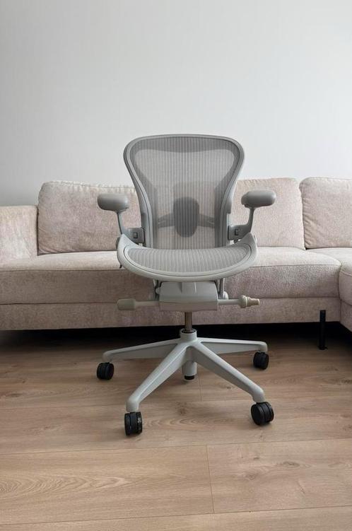 Herman Miller Aeron REMASTERED bureaustoel A, Huis en Inrichting, Bureaustoelen, Zo goed als nieuw, Bureaustoel, Beige, Ergonomisch