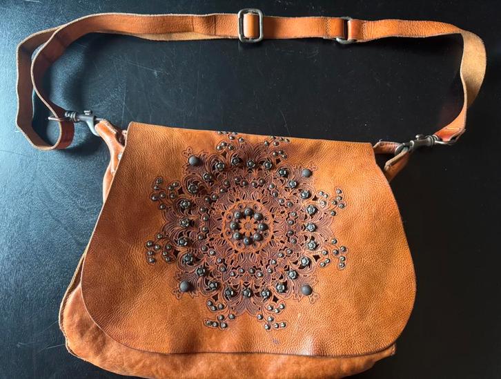 Campomaggi tas cognac kleurig leer met beslag, Sieraden, Tassen en Uiterlijk, Tassen | Schoudertassen, Zo goed als nieuw, Overige merken