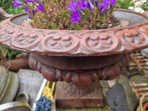 Mooie decoratieve gietijzeren zware oorvaas (brocante), Tuin en Terras, Tuinvazen, Gebruikt, Ophalen