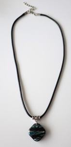 Zwarte waxkoord ketting met een mooie glashanger, Ophalen of Verzenden, Nieuw, Zwart, Verstelbaar