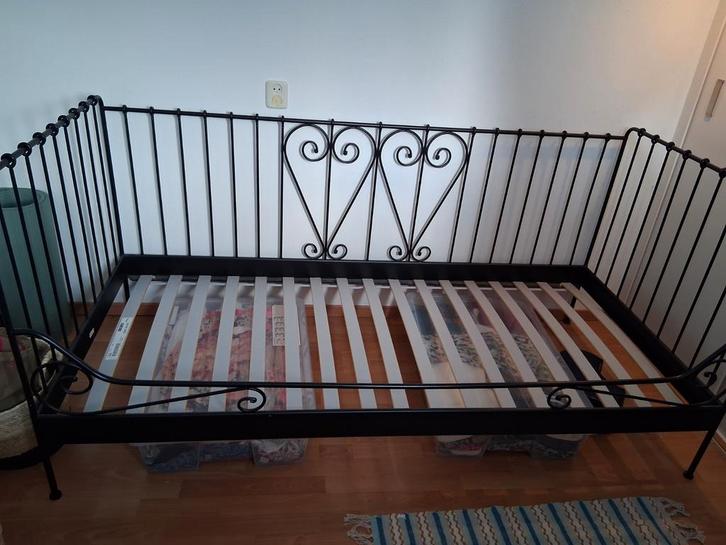 Gratis zwart bed 90x200, Huis en Inrichting, Slaapkamer | Bedden, Zo goed als nieuw, Eenpersoons, 90 cm, Metaal, Zwart, Ophalen