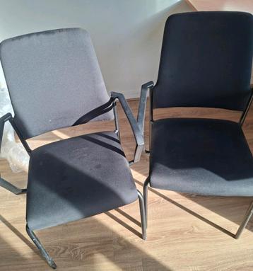 Zwarte Stapelbare stoelen 2 stuks beschikbaar voor biedingen