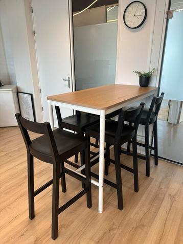Hoge tafel met stoelen beschikbaar voor biedingen