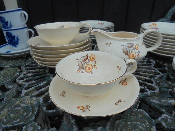 2 x Kop en schotel + Melkannetje MOSA oranje / gele bloem, Antiek en Kunst, Antiek | Servies los, Ophalen of Verzenden