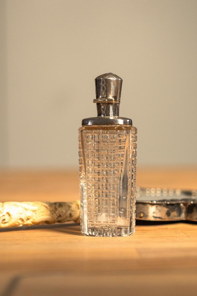Kristallen parfum flesje anno 1900, zilveren sluiting, Antiek en Kunst, Antiek | Glas en Kristal, Ophalen