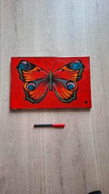Grote Tegel Vlinder Keramiek Gesigneerd beschikbaar voor biedingen