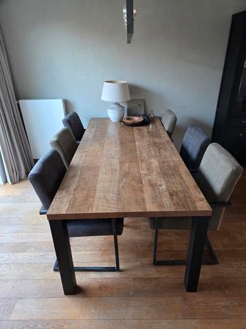 Houten tafel met stalen poten + 6 stoelen beschikbaar voor biedingen