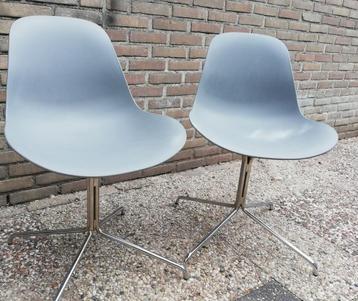Stoel. Vintage design stoel. Verchroomd/kunststof. 2 st.  beschikbaar voor biedingen