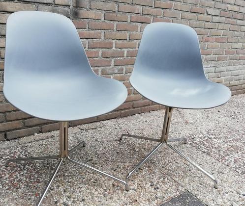 Stoel. Vintage design stoel. Verchroomd/kunststof. 2 st., Huis en Inrichting, Stoelen, Zo goed als nieuw, Eén, Kunststof, Metaal