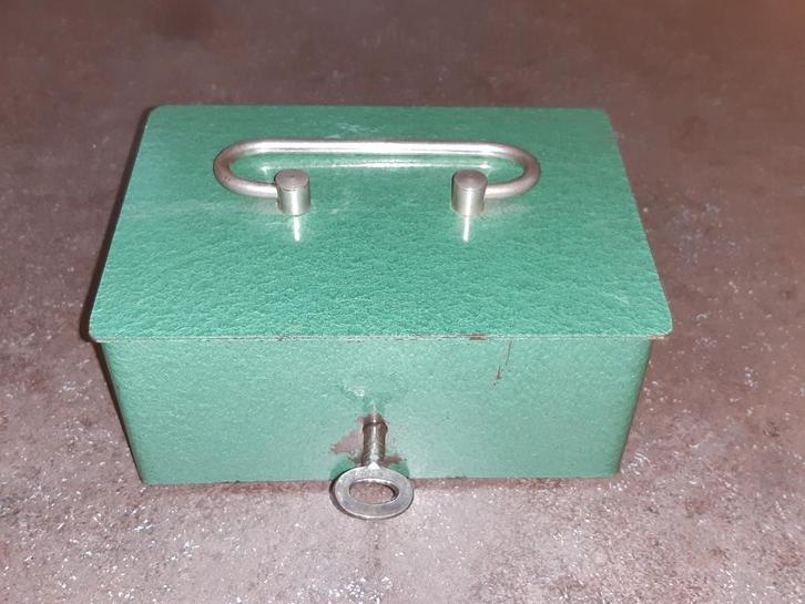 Vintage groen metaal geldkistje met sleutel, Antiek en Kunst, Antiek | Kantoor en Zakelijk, Ophalen of Verzenden