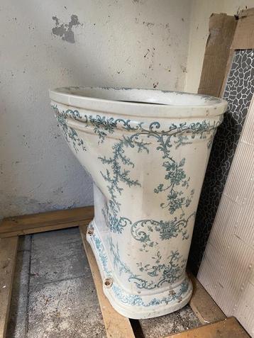 Antieke Victoriaanse toiletpot / closetpot met blauw bloemmo beschikbaar voor biedingen