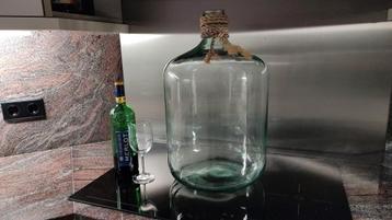 Grote mandfles. Gistfles. Fles. Wijn maken. Bier maken. beschikbaar voor biedingen