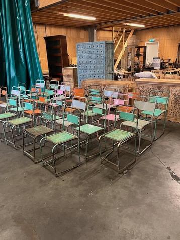 20 oude industriele metalen stoelen uit India vele kleuren beschikbaar voor biedingen