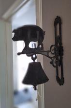 Gietijzeren wandbel met varkenornament landelijke stijl, Ophalen of Verzenden, Zo goed als nieuw