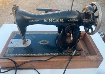 Antieke singer naaimachine beschikbaar voor biedingen
