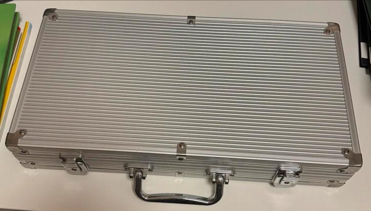 Pokerfiches in koffer, Hobby en Vrije tijd, Gezelschapsspellen | Bordspellen, Zo goed als nieuw, Vijf spelers of meer, Reisspel