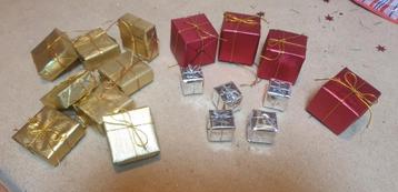 Neppakjes als versiering rood, goud & zilverkleur. Kerststuk beschikbaar voor biedingen