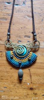 Handgemaakte macrame ketting met turquoise steen in spiraal, Ophalen of Verzenden, Gebruikt, Overige materialen, Verstelbaar