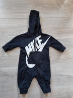 Nike boxpakje met muts. Maat 56/62. Zwart. Onesie, Ophalen of Verzenden, Zo goed als nieuw, Nike