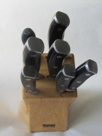 Keukenmessenset in houten blok beschikbaar voor biedingen