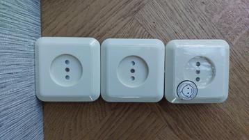 Drie stuks enkelvoudige wandcontactdozen beschikbaar voor biedingen