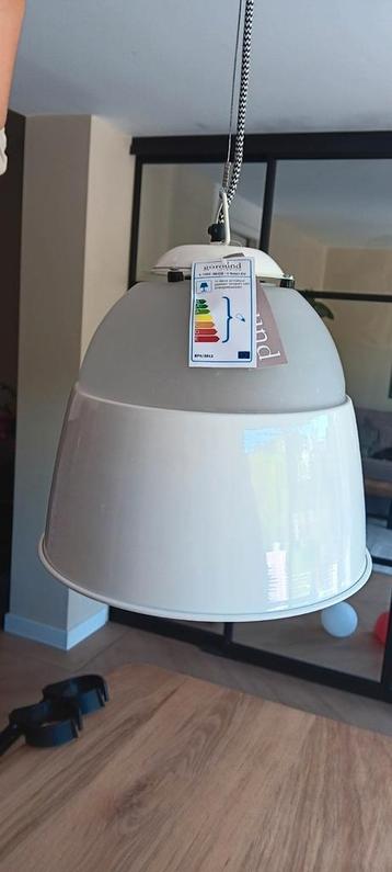 Nieuwe witte hanglampen, strak design, tijdloze stijl beschikbaar voor biedingen
