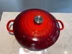 Nieuwe Le Creuset Campagnard  kersenrood 26 cm, Gietijzer, Nieuw, Ophalen of Verzenden, Keramische plaat