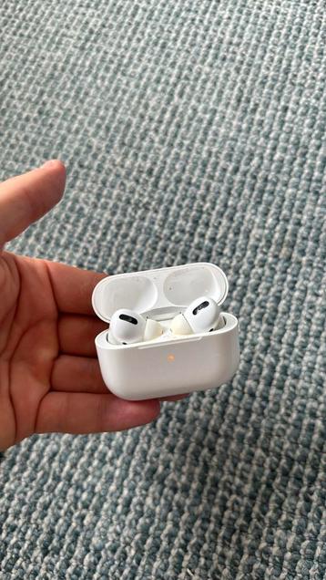 Airpods pro defect hoesje beschikbaar voor biedingen